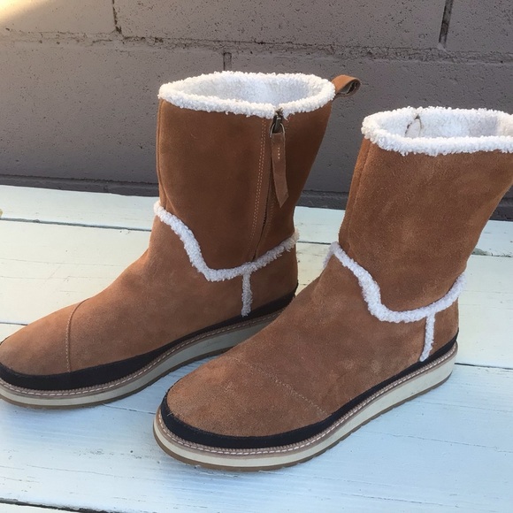 TOMS Leather Boots - Picture 2 of 9